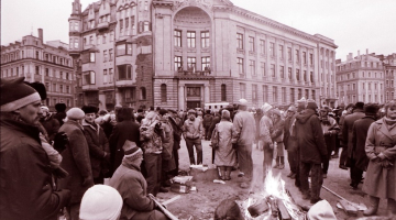 1991. gada barikādes Doma laukumā Rīgā. Foto: Ilgvars Gradovskis