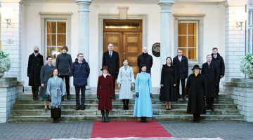 Igaunijas prezidente Kersti Kaljulaida (zilā mētelī) pozē ar jaunās valdības ministriem. Premjerministre Kaju Kallasa (tumšsarkanā mētelī).
Foto — Scanpix