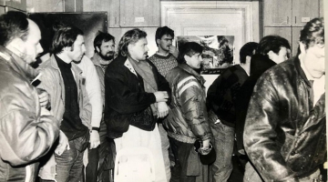 Bobslejisti 1991.gada janvāra barikāžu laikā sargāja Ministru Padomi. Attēla centrā - Zintis Ekmanis. Publicitātes foto