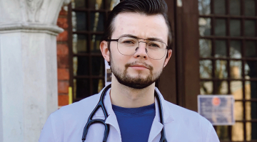 «Pandēmijā medicīnas māsu un brāļu trūkums sasniedzis kritisko robežu. Nolēmu, ka arī man jāiet palīdzēt,» saka Ingus Arnolds Apse.
Foto no privātā arhīva