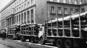Kravas auto un baļķvedēji izvietoti pie Latvijas Ministru Padomes, lai uzbrucējiem būtu grūtāk iekļūt ēkā
