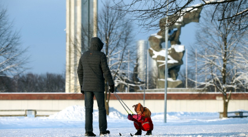 Cilvēki Uzvaras parka slēpošanas trasē. Foto: Ieva Čīka, LETA
