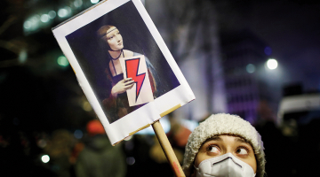 Polijā tūkstošiem cilvēku izgāja protestēt ielās pagājušās nedēļas trešdienas vakarā, kad stājās spēkā abortu faktiski pilnīgs aizliegums. Protesti notika ne tikai galvaspilsētā Varšavā, bet arī Katovicē, Lodzā, Vroclavā un Ščecinā.
Foto — Scanpix