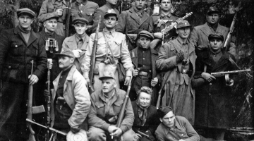 Latvijas Tēvzemes sargu (partizānu) apvienības štāba grupa Līvānu pagastā. 1947. gads.
Latvijas Kara muzeja krājums