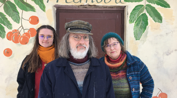 «Kā ir diviem māksliniekiem dzīvot kopā? Tas ir grūti, bet pietiekami saistoši, lai to turpinātu,» smejas Ērika Māldere un Aigars Lenkevičs. Meita Emīlija ir muzikāli apdāvināta, tomēr arī izvēlējās apgūt tēlniecību jeb formu dizainu.
Foto — Ieva Puķe