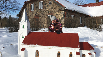 Gide Santa Paegle sākusi veidot Briseles Mini-Europe līdzīgu ēku miniatūru parku, tur ambiciozi plāno novietot visas Latvijas muižas un pilis. «Lauku muižiņas uztaisīt nav grūti, divās nedēļās — vienu muižu. Alūksnes Jaunā pils gan tapa no maija līdz Ziemassvētkiem. Covid-19 laika objekts. Tūrismā šis laiks nav spožs, varēju sēdēt un lipināt.»
Foto — Ieva Puķe