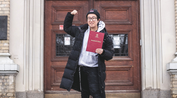 Attālinātās studijas korejietim Hvīdžē Ims problēmas nesagādāja, darbs gan pandēmijas laikā ir apstājies, un jāpaļaujas uz ietaupījumiem. Taču līdzīga situācija būtu arī tad, ja viņš dzīvotu Dienvidkorejā.
Foto — Jānis Leščinskis