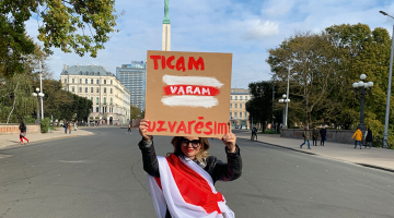 Volha Prakopjeva pagājušajā rudenī Rīgā pie Brīvības pieminekļa.
Foto no personīgā arhīva