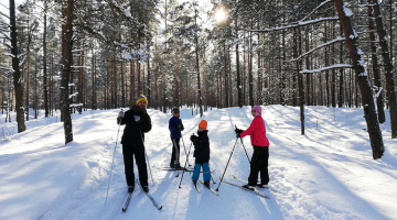Juris Žilko vienatnē slēpo katru otro darbadienu. Brīvdienās viņam pievienojas trīs no sešiem bērniem — Uvis (6), Marta (12) un Reinis (14).
Foto no privātā arhīva