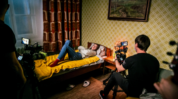 Martas lomas atveidotāja Elīza Mickus miniseriāla Paliec negatīvs uzņemšanas laikā.
Foto — Lauris Vīksne
