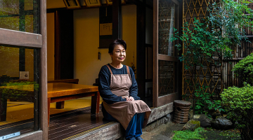 Vairāk nekā 1000 gadus vecās Kioto ātro uzkodu ēstuves Ichiwa saimniece Naomo Hasegava.
Foto — The New York Times