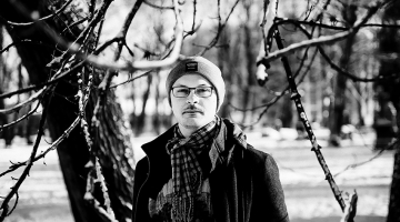 «Kopīgs mums ir tikai laikmeta gars, un laikmeta gars ir dekontekstualizācija un fragmentēšanās,» teic Lauris Veips, nesen publicētā debijas krājuma dzejā autors.
Foto — Kristaps Kalns