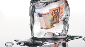 Matemātiski aina šobrīd izskatās bēdīga — lai arī ABLV bankā pietiek naudas norēķiniem ar visiem kreditoriem, kopš pašlikvidācijas sākšanas šī nauda vairāk ir iesaldēta nekā izmaksāta kreditoriem.
Foto — Shutterstock