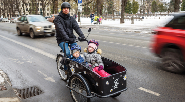 Jānis Ozols uz darbu dodas ar velosipēdu, pa ceļam izvadājot bērnus uz skolu un bērnudārzu.
Foto — Gints Ivuškāns