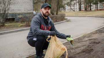 Sergejs Timoņins, dodoties skriet vai pastaigājoties, ņem līdzi maisiņu, kurā uzlasa pa ceļam ieraudzītos atkritumus.
Foto — Gints Ivuškāns