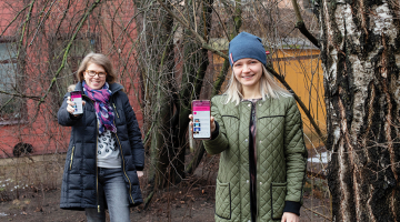 «Katram skolotājam jāatrod rīks, kas viņam ir visefektīvākais. Tajā brīdī, kad to izdari, spēj sabalansēt darbu, privāto dzīvi un septiņas stundas miega,» uzskata Sanda. Un Andra piebilst — ātrums! Tā ir digitālo rīku priekšrocība, kas ļauj aiztaupīt garās stundas, darbus labojot.
Foto — Kristīne Madjare