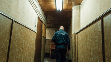 Valsts policijas Rīgas 
Centra iecirknis. Tapetes un linolejs nav mainīti gadu desmitiem un ir vienos caurumos. Ik pa laikam pazūdot elektrība.
Foto — Reinis Traidās
