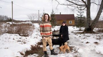 Jaunieši publiski nevēlas atklāt savu dzīvesvietu, lai izvairītos no negaidītiem viesiem. Pēc pāris intervijām viņiem sociālajos tīklos jau rakstījuši nepazīstami cilvēki, gandrīz precīzi nosakot, kur abi dzīvo. Tas radījis neomulības sajūtu — mazajā Latvijā privātumu saglabāt tomēr ir grūtāk nekā Lielbritānijā.
Foto — Māris Justs