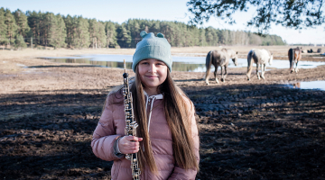 «Sapņoju spēlēt tā, lai varētu nopelnīt pietiekami daudz naudas savam hobijam — jāšanai ar zirgiem,» saka jaunā obojiste. Viņa veiksmīgi startē ne tikai mūzikas konkursos, bet arī zirgu vadības maršrutu sacensībās.
Foto — Ieva Salmane