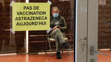 Vairākas Eiropas valstis, ieskaitot Latviju, uz laiku apturējušas AstraZeneca vakcīnu lietošanu pēc asins trombozes gadījumiem. Taču Pasaules Veselības organizācija uzskata, ka nav nekādu pierādījumu par trombozes gadījumu saistību ar vakcināciju. Eiropas Zāļu aģentūra savu lēmumu paziņos ceturtdien. Pats uzņēmums AstraZeneca skaidro, ka ar viņu vakcīnu līdz šim sapotēti vairāk nekā 17 miljoni cilvēku un asins recēšanas problēmas konstatētas 37 gadījumos, kas ir retāk, nekā tas notiek ikdienā. Attēlā: paziņojums «Šodien vakcinācija ar AstraZeneca nenotiek» pie kāda vakcinācijas centra Francijas dienvidos.
Foto — Scanpix