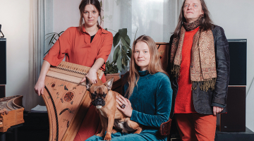 Zane ar viduslaiku klavesīnu jeb klavicimbalu, Ieva ar suni Sauli klēpī un Kaspars.
Foto — Lauris Aizupietis