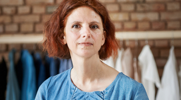 Lietoti apģērbi pārtop jaunos — tā strādā upcycling dizainere Aiva Zīle.
Foto — Edmunds Brencis, no Ir arhīva