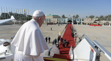 Četras dienas ilgā vizītē Romas pāvests Francisks apmeklēja Irāku — tā bija pirmā reize, kad katoļu baznīcas galva ieradies šajā Tuvo Austrumu zemē. Francisks sniedza iedrošinājumu Irākas smagi cietušajai kristiešu kopienai un pastiepa draudzīgu roku šiītu musulmaņiem, tiekoties ar ietekmīgo šiītu garīdznieku lielajatollu Ali as Sistani.
Foto — Scanpix