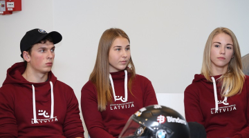 Latvijas jaunie skeletonisti Krists Netlaus, Dārta Zunde un Endija Tērauda. Foto: Paula Čurkste, LETA