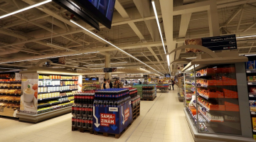 Veikalā. Foto: Edijs Pālens, LETA