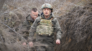 Lai «uzturētu kaujas garu» Ukrainas armijā, šīs valsts prezidents Volodimirs Zelenskis apmeklēja frontes līniju Austrumukrainā. Līdztekus ziņām par Krievijas armijas koncentrēšanos pie Ukrainas robežām pēdējās dienās krasi pieaudzis sadursmju skaits starp Ukrainas armiju un Krievijas atbalstītajiem kaujiniekiem Donbasā. Šogad tur krituši jau 25 Ukrainas karavīri.
Foto — Scanpix