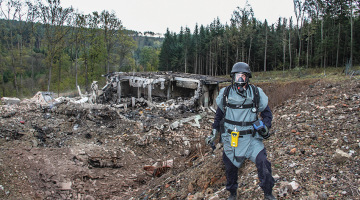 Čehijas bruņoto spēku sapieris pēc sprādziena munīcijas noliktavā 2014. gada 20. oktobrī pie Vrbetices pilsētas.
Foto — Scanpix