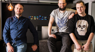 No kreisās: CUBE Systems vadītājs Ģirts Strumpmanis, CUBE Agency vadītājs Ansis Šķibusts un CUBE Mobile vadītājs Mārtiņš Dambis.
Foto — Ieva Salmane