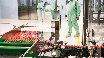 Itāļu uzņēmuma Catalent ražotne uz dienvidiem no Romas, kur tiek fasēta citās rūpnīcās saražotā AstraZeneca vakcīna pret Covid-19.
Foto — Scanpix