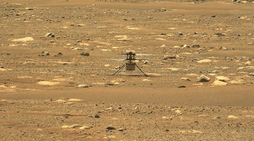 Savu pirmo lidojumu uz Marsa pirmdien veica ASV kosmosa pārvaldes NASA helikopters Ingenuity, kas tur ieradās februārī kopā ar pašgājēju robotu Perseverance. Nelielais helikopters sver 1,8 kilogramus un darbojas ar četrām litija baterijām. Simboliski šo lidojumu salīdzina ar brāļu Raitu pirmās propelleru lidmašīnas izmēģinājumu 1903. gadā, kas palīdzēja likt pamatus mūsdienu aviācijai.
Foto — Scanpix