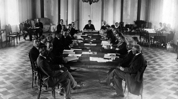 Bulduru konferences atklāšanas sēde Rīgas pilī 1920. gada 6. augustā. Sēdi vada Latvijas Ministru prezidents Kārlis Ulmanis (galda galā). Sestais no kreisās — ārlietu ministrs Zigfrīds Anna Meierovics. 
Fotogrāfs — Mārtiņš Lapiņš, Ārlietu ministrijas arhīvs