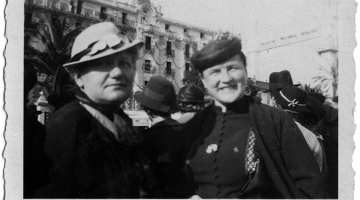 Rakstniece, sabiedriskā darbiniece Anna Rūmane-Ķeniņa (pa kreisi) un rakstniece Elīna Zālīte Nicā Francijā. 20. gs. 30. gadi. 
Nezināma autora foto. Rakstniecības un mūzikas muzeja krājums
