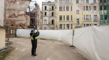 Peitavas ielas grausti. Nogruvuma rezultātā vienā no ēkām izveidojies caurums, un drīz pēc tam veikti demontāžas darbi. Tagad tur sākti būvdarbi, un ēka pārtaps par viesnīcu.
Foto — Reinis Hofmanis