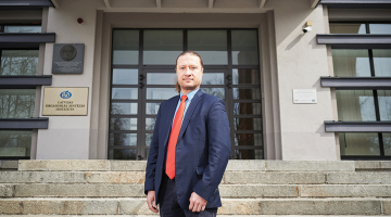 Par izcilu starptautisko ekspertu vērtējumā atzīstams Organiskās sintēzes institūts. Mūsu pašu Zinātņu akadēmija par vienu no pagājušā gada nozīmīgākajiem sasniegumiem zinātnē atzinusi Raivja Žalubovska vadītās grupas pētījumu nākamās paaudzes pretvēža preparātu izstrādei. Viņiem ir izdevies atrast molekulas, kas aptur vēža šūnu vairošanos, bet neskar pārējās organisma izdzīvošanai svarīgās sistēmas.
Foto — Edmunds Brencis