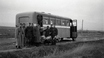 1942. gada rudens. Ar Rīgas satiksmes autobusu tiek vestas organizācijas Tautas palīdzība dāvanas — siltais apģērbs — latviešu kārtības dienesta bataljonu karavīriem Ļeņingradas (tagad — Sanktpēterburga) frontē. Šādi braucieni pie karavīriem notika regulāri, arī pēc leģiona dibināšanas 1943. gada februārī.
Foto no Latvijas Kara muzeja krājuma