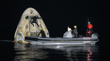 Naktī uz svētdienu uz Zemes veiksmīgi atgriezās ASV privātā uzņēmuma SpaceX kosmosa kuģis Crew Dragon ar četriem astronautiem. Viņu 167 dienas ilgā misija bija garākā, kādā piedalījušies amerikāņu astronauti. Iepriekšējais rekords bija 84 dienas. Piezemēšanās notika Meksikas līcī nakts vidū.
Foto — Scanpix