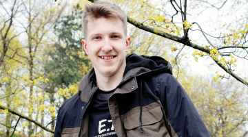 «Programmēšana māca būt pacietīgam un uzmanīgam — vienā vietā ielaid muļķīgu kļūdiņu, un viss neiet!» stāsta Matīss. Programmēšanas trikus viņš mēdz izmantot arī citos priekšmetos, piemēram, fizikā. Tā vietā, lai pēc vienas formulas vairākkārt rēķinātu dažādus skaitļus, viņš izveido programmu, kas dod rezultātu.
Foto — Kristīne Madjare