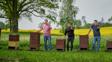 Pie rapšu lauka netālu no Kaives. No kreisās - bitenieks Māris Kreicbergs, lauksaimnieki Linards Selivanovičs un Agris Jurģis-Jurģītis. Foto: Edmunds Brencis