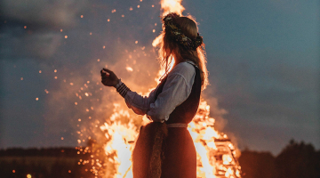 Dārta Apsīte pie ugunskura. Jāņu naktī jākurina ugunskurs, lai nosargātu gaismu un saule lecot varētu no tā smelties.
Foto no privātā arhīva
