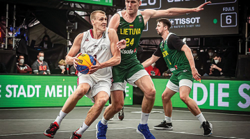 3x3 basketbola pasaules ranga 2. numurs Nauris Miezis ar lietuviešiem Grācas turnīra ceturtdaļfinālā. Pēc divām minūtēm latvieši gavilēs par uzvaru.
Foto no FIBA arhīva