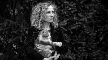 Rutai Štelmaherei arī dzejā svarīgi ir vietu stāsti: «Abgunstes muiža dzīvē izrādījās brīnišķīga, ar septiņiem kaķiem kā mājas patroniem, skaisti atjaunota.» 
Foto — Mētra Štelmahere