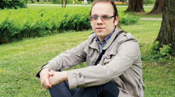 «Man patīk urbties dziļi. Ja interesē un daudz dara, ar laiku zināšanas galvā nāk arvien vieglāk,» saka Džonatans. Pagaidām salīdzinoši neiepazīta joma viņam ir mūzika. «Zinu, ka tur ir milzīgs teorijas blāķis apakšā, kas pats par sevi ir interesanti. Gribētu dziļāk papētīt!»
Foto — Kristīne Madjare
