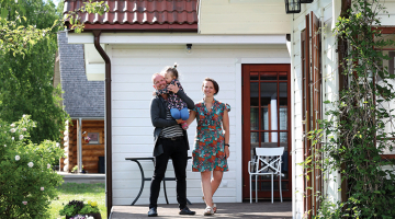 Raivis un Signe Bahšteini ar mazo Rotu pie mājas, kuras būvniecībā kā stāvbūves galvenais sienu pildījums izmantota kaņepju šķiedra.
Foto — Ieva Salmane