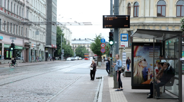 Sabiedriskā transporta pietura Rīgas centrā. Foto: Ieva Leiniša, LETA