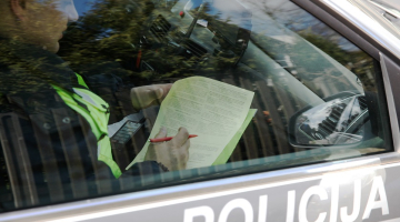 Valsts policists sastāda protokolu automašīnas vadītājam par braukšanas ātruma pārsniegšanu. Foto: Ieva Čīka, LETA