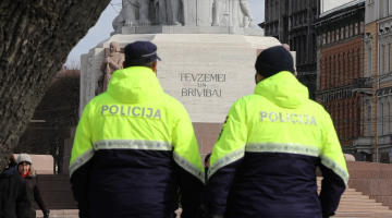 Policisti laukumā pie Brīvības pieminekļa. Foto: Evija Trifanova, LETA